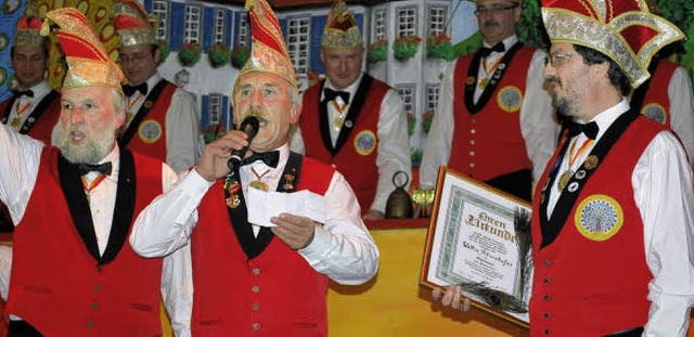 Walter Bitzenhofer (rechts) wurde nach...en Sillmann empfingen ihn im Ehrenrat.  | Foto: Benjamin Bohn