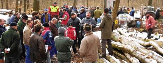 Viel Volk, viel Geld: Groer  Andrang ... der letzten Holzauktion in Egringen.   | Foto: Ulrich Senf