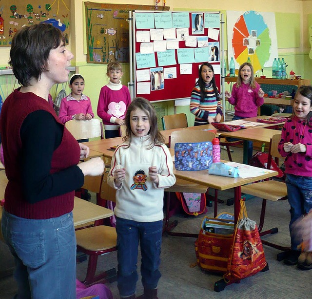 Caroline Fellmann singt mit Schlern auf Franzsisch.    | Foto: P. Hartmann