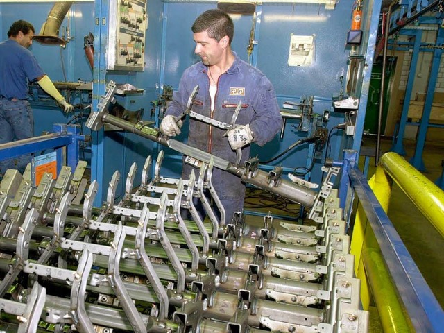 Metallteile fr die Autoindustrie werden in Oberkirch gefertigt.   | Foto: dpa