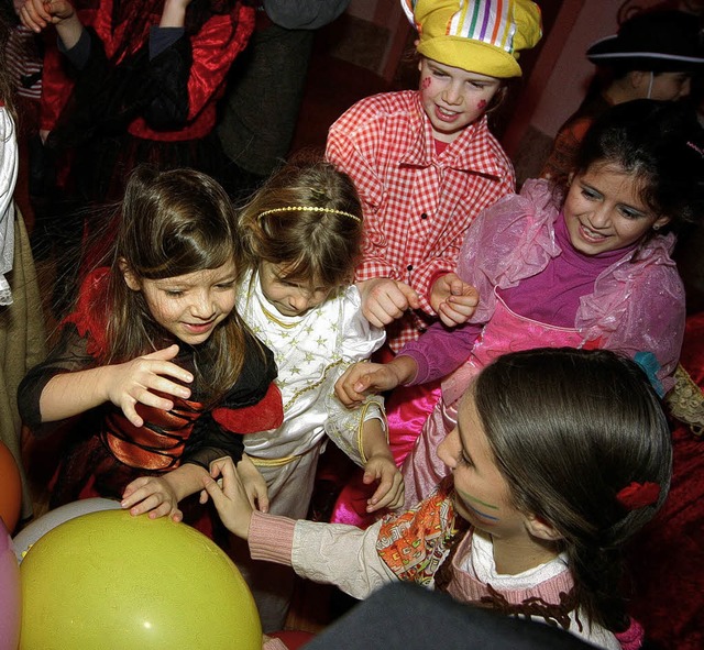 Reihenweise platzten Lufftballons beim Kinderball.   | Foto: Bastian Henning