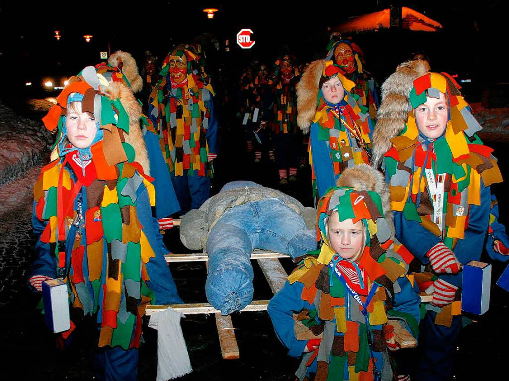 Gemeinsam mit Galgenvgeln und Zunftmusik hat der Grafuser Narrenrat von der Fasnet Abschied genommen