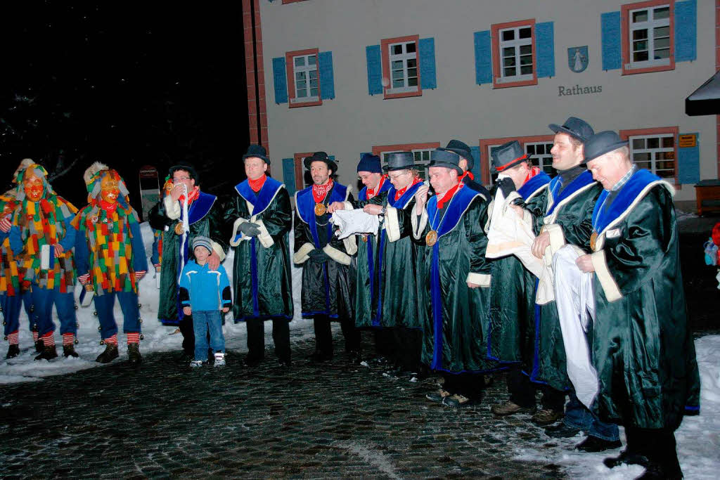 Gemeinsam mit Galgenvgeln und Zunftmusik hat der Grafuser Narrenrat von der Fasnet Abschied genommen