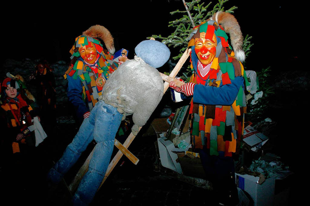 Gemeinsam mit Galgenvgeln und Zunftmusik hat der Grafuser Narrenrat von der Fasnet Abschied genommen