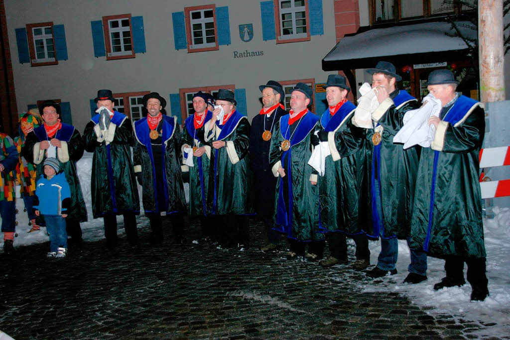 Gemeinsam mit Galgenvgeln und Zunftmusik hat der Grafuser Narrenrat von der Fasnet Abschied genommen