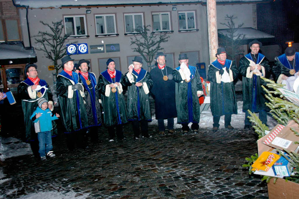 Gemeinsam mit Galgenvgeln und Zunftmusik hat der Grafuser Narrenrat von der Fasnet Abschied genommen