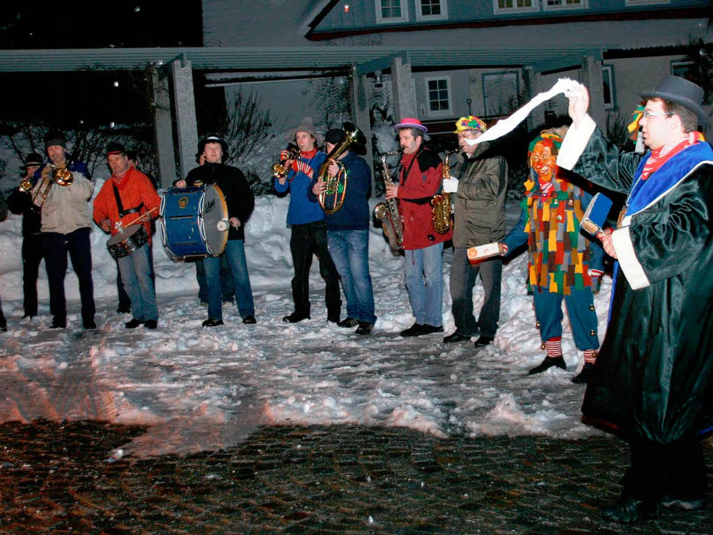 Gemeinsam mit Galgenvgeln und Zunftmusik hat der Grafuser Narrenrat von der Fasnet Abschied genommen