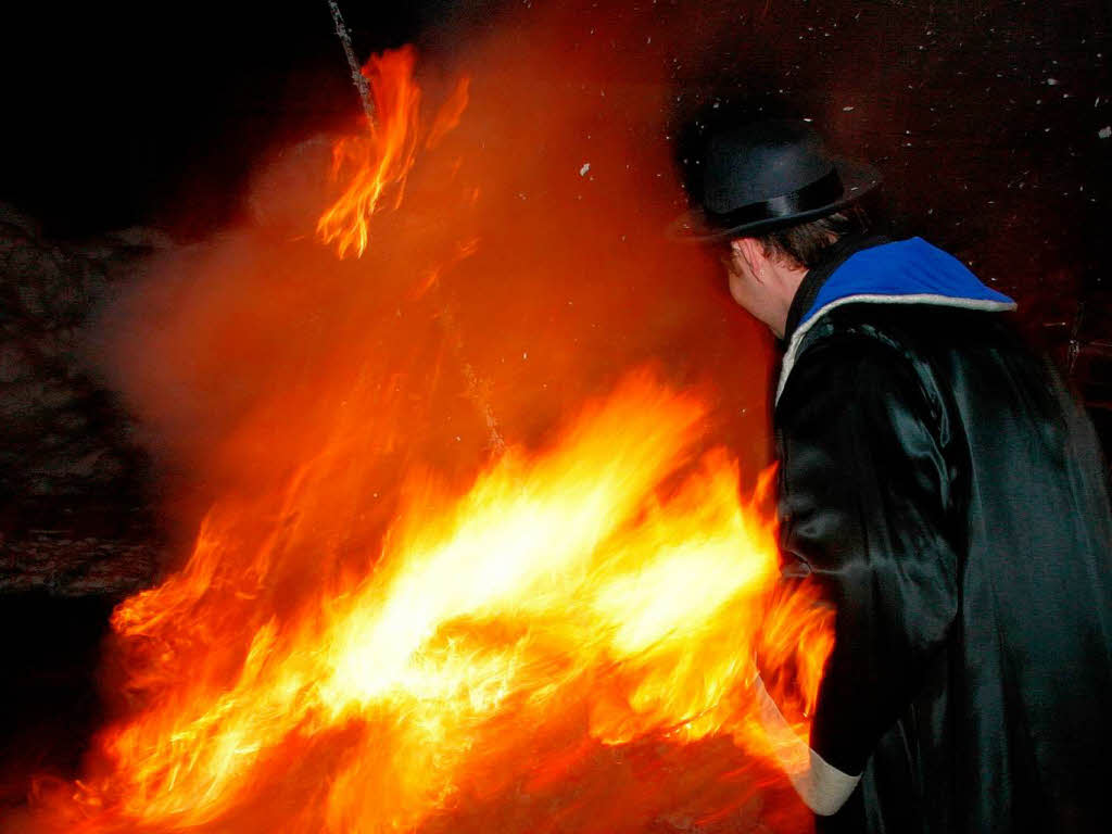Gemeinsam mit Galgenvgeln und Zunftmusik hat der Grafuser Narrenrat von der Fasnet Abschied genommen