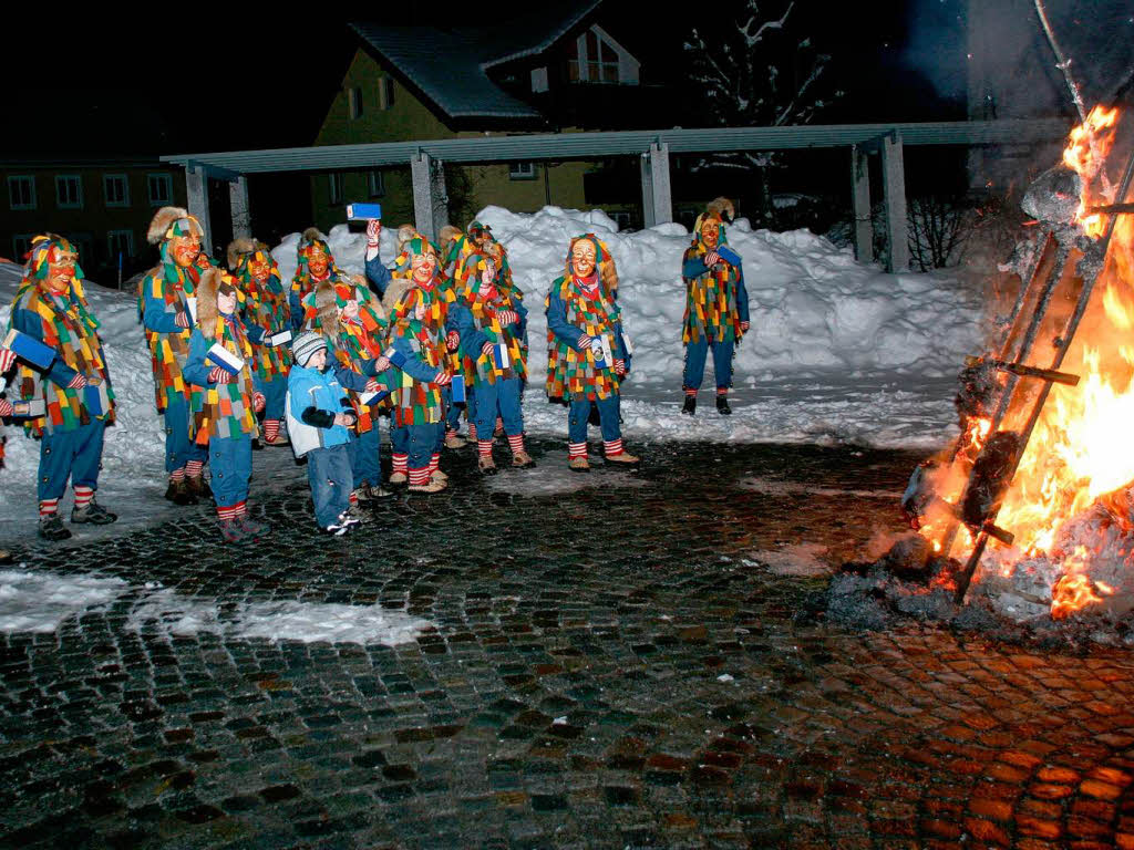 Gemeinsam mit Galgenvgeln und Zunftmusik hat der Grafuser Narrenrat von der Fasnet Abschied genommen