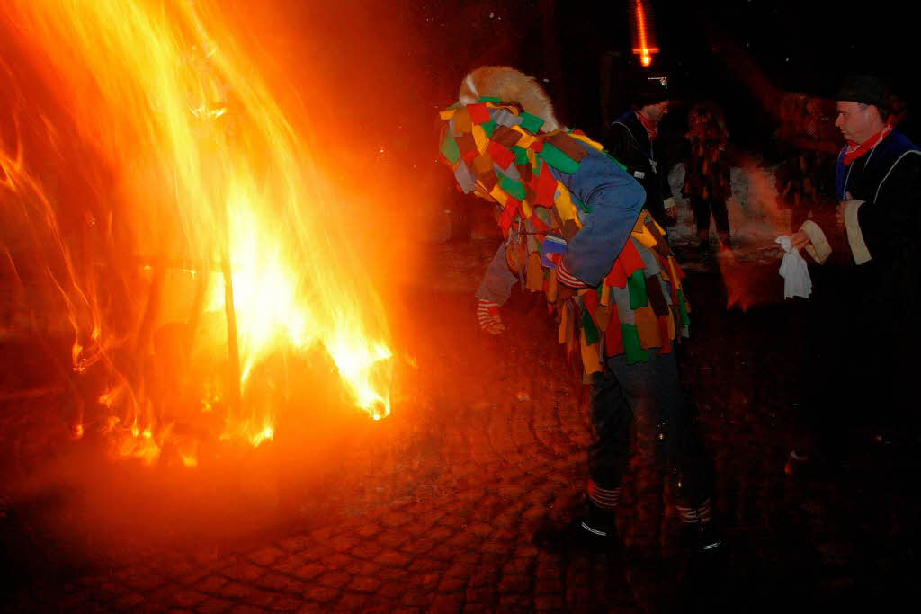 Gemeinsam mit Galgenvgeln und Zunftmusik hat der Grafuser Narrenrat von der Fasnet Abschied genommen