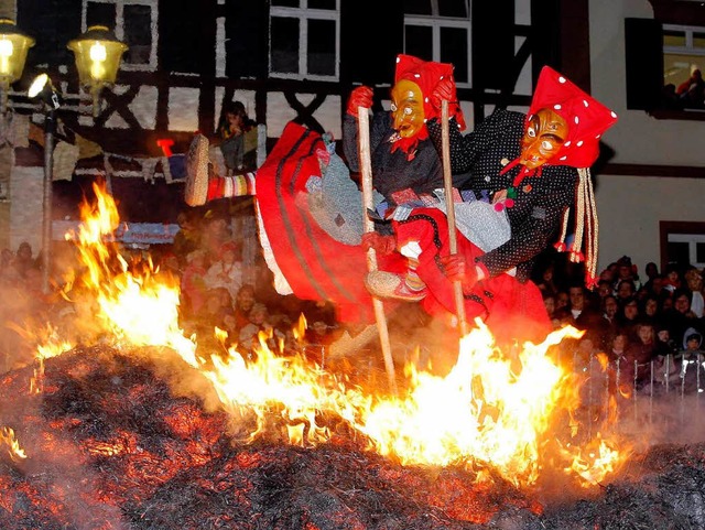 Der traditionelle Sprung ber das groe Feuer.  | Foto: Peter Heck