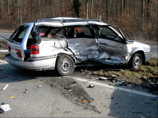 Stark beschdigt wurde am Mittwoch auf...197;3 bei Wasser dieser Personenwagen.  | Foto: Polizei