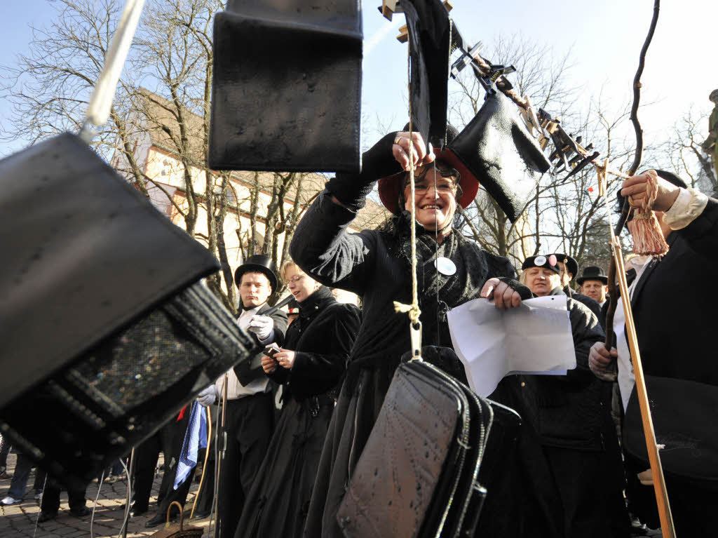 Das traurige Ende der Freiburger Fasnet 2009: Die Geldbeutelwsche auf dem Rathausplatz.