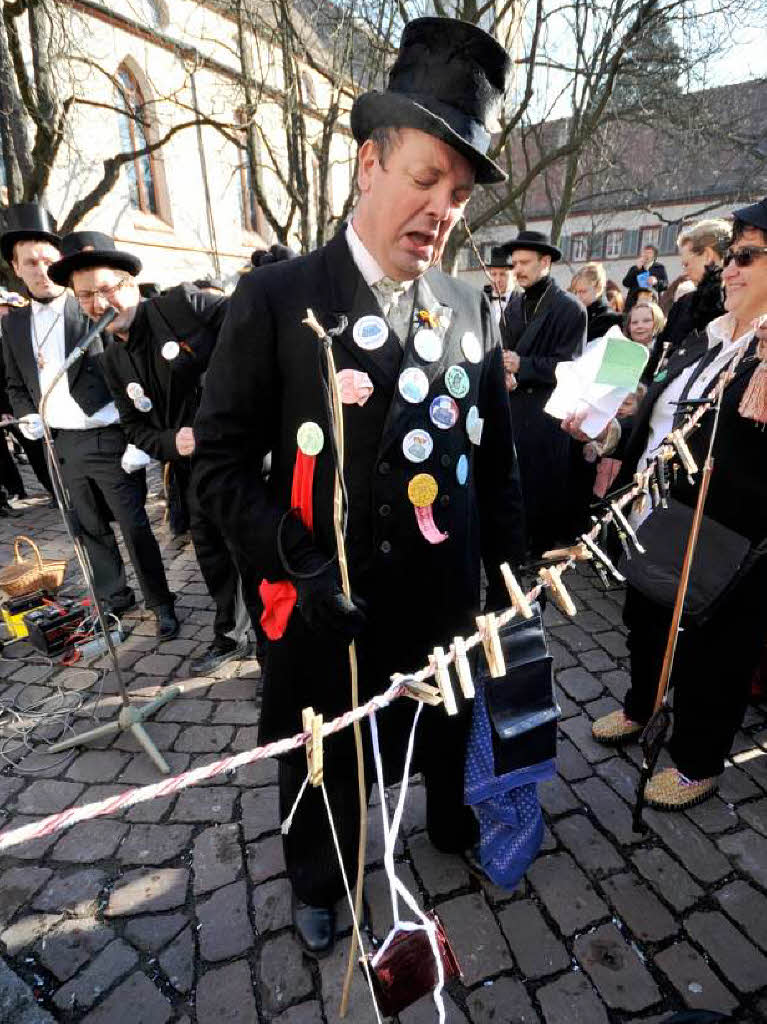 Das traurige Ende der Freiburger Fasnet 2009: Die Geldbeutelwsche auf dem Rathausplatz.