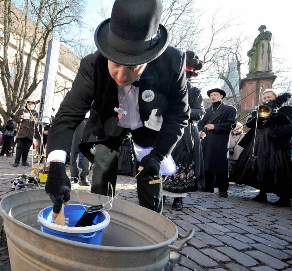 Das traurige Ende der Freiburger Fasnet 2009: Die Geldbeutelwsche auf dem Rathausplatz.