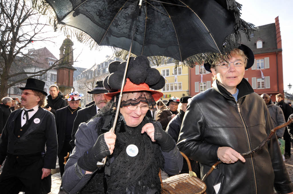 Das traurige Ende der Freiburger Fasnet 2009: Die Geldbeutelwsche auf dem Rathausplatz.