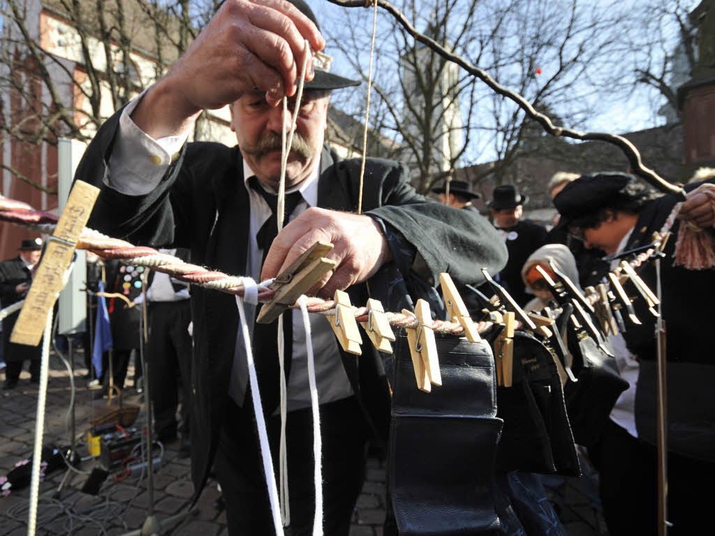 Das traurige Ende der Freiburger Fasnet 2009: Die Geldbeutelwsche auf dem Rathausplatz.