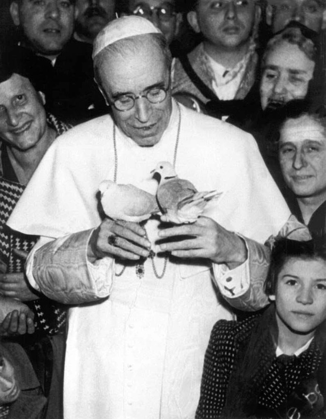 Ist bis heute umstritten: Papst Pius XII.  | Foto: dpa