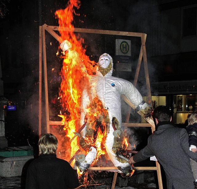 Die Fasnacht wurde am Dienstagabend sy..., begleitet vom Wehklagen der Narren.   | Foto: Herbert Henkel