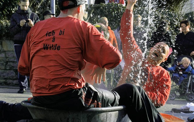 Wilde bei der &#8222;Geldbeutelwsch in Karsau.   | Foto: Christoph Spangenberg