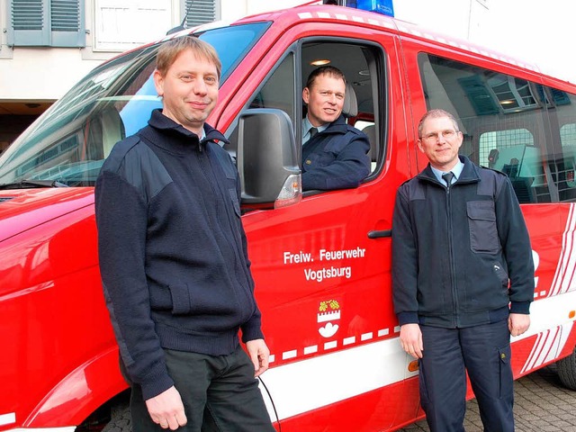 Kommandant Harald Vgtle (Mitte) und s...euen sich ber das neue Feuerwehrauto.  | Foto: Benjamin Bohn