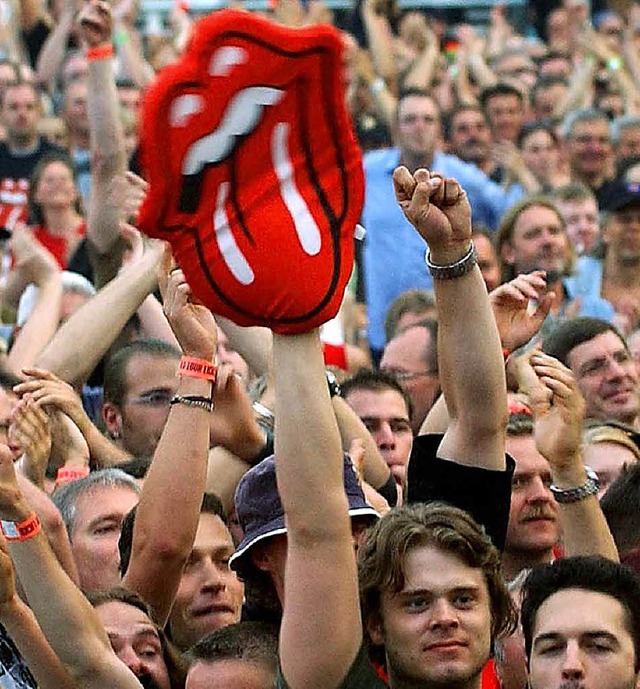 Global bekannt: Ein Fan hlt bei einem...ing Stones das Symbol der Band  hoch.   | Foto: ddp