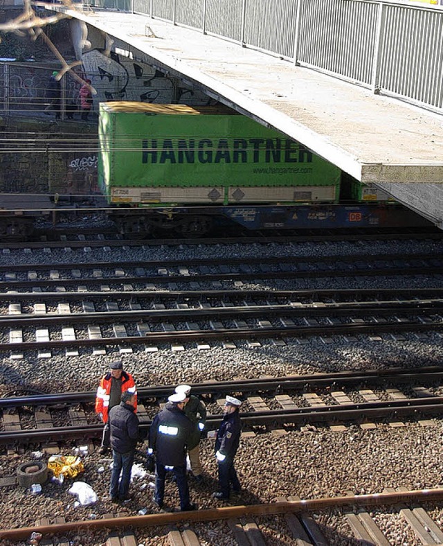 Spektakulrster Fall in der Polizeibil...n Mannes von der Zauberfltenbrcke.    | Foto: Ralf Burgmaier