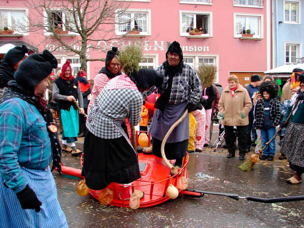 <Bildtext>Das alte Hexenrad wurde von den Lffinger Althexen fr den  Umzug wieder auf Vordermann gebracht. </Bildtext>