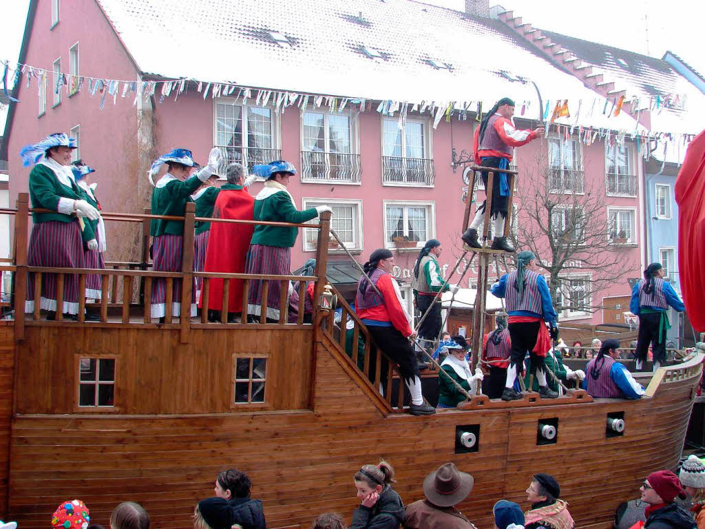 <Bildtext>Die Seeruber aus Titisee-Neustadt schipperten durch die verhexte Baarstadt.</Bildtext>