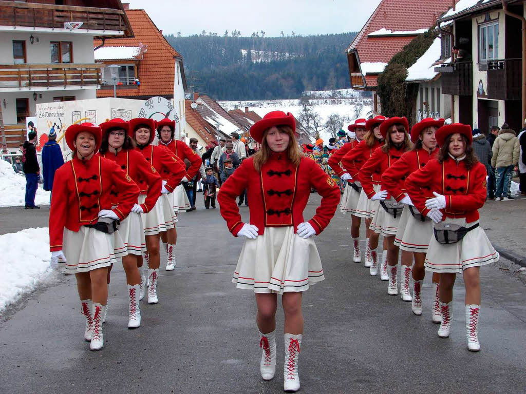 Auch die Gardemdchen aus Unadingen bereicherten den Fasnetumzug.