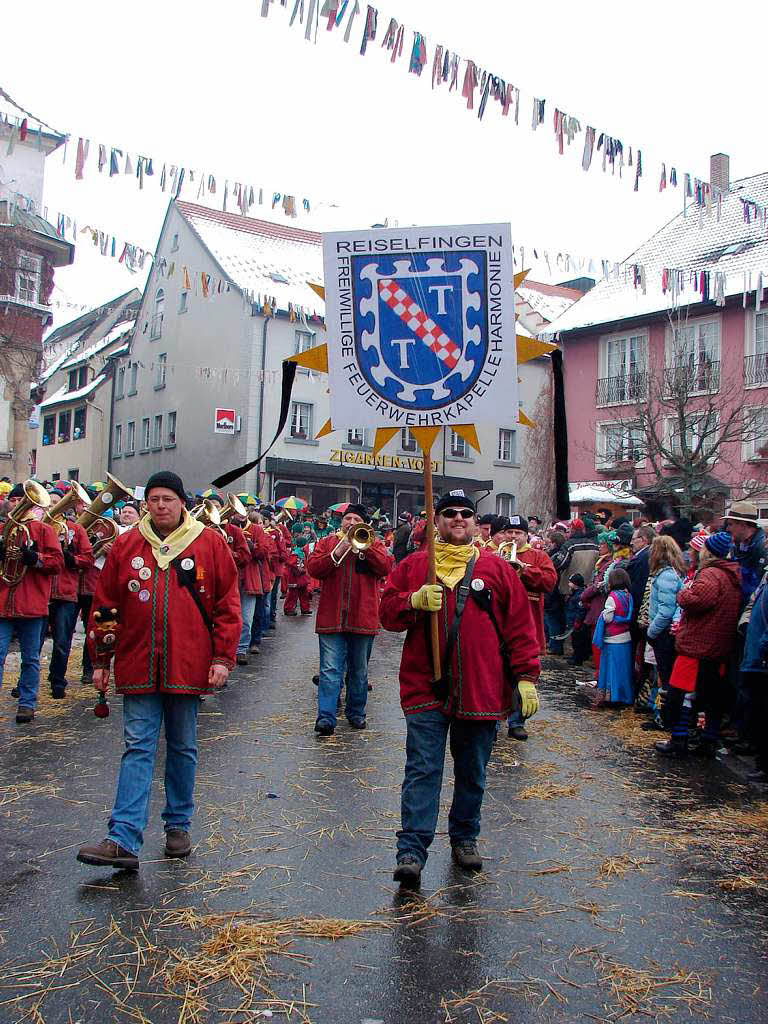 <Bildtext>Abzeichenstolz: Das bald ausgediente Reiselfinger Feuerwehrwappen kam beim Umzug in Lffingen zu ganz neuen Ehren.</Bildtext>