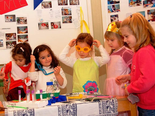 Die Kinder freuen sich   auch nach der Projektwoche ber ihre Bastelarbeiten.  | Foto: Emil Gggel