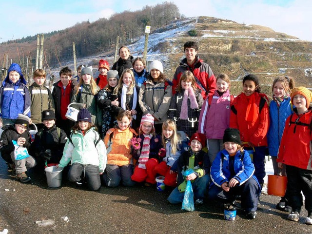 Mit Reinhold Treiber, Leiter des Natur... Grundschule Oberbergen die Weinberge.  | Foto: privat