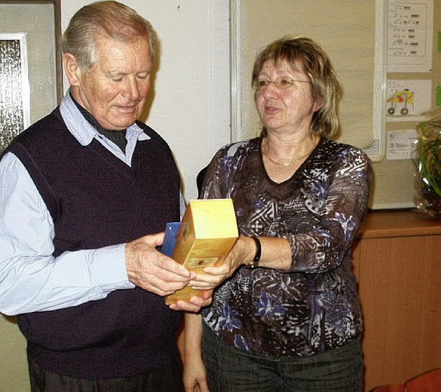 Roswitha Heitzler ehrte Rolf Hug, der 80 Mal zum Blutspenden kam.   | Foto: Mario Schneberg