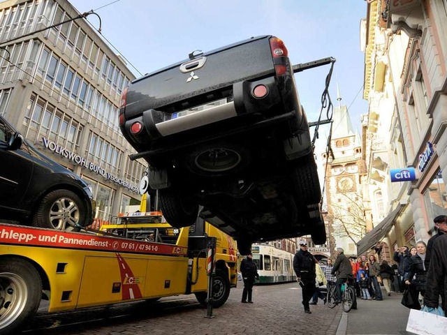 Und wieder wird ein Auto aufgeladen: 2...&#8211; plus Knllchen, versteht sich.  | Foto: Ingo Schneider