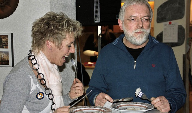 Mmmm, lecker! Beim Heringessen traten ... an. Die Statthalterin war schneller.   | Foto: Herbert Henkel