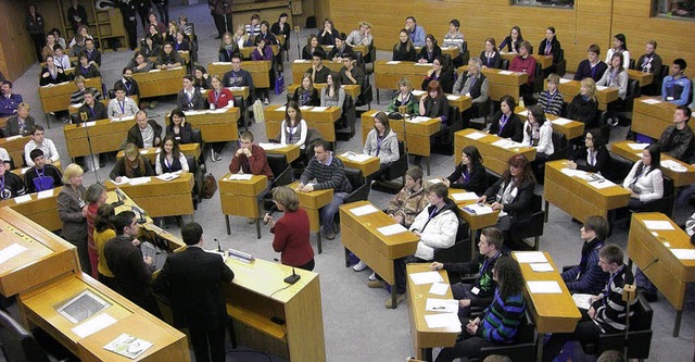 Im Plenarsaal des baden-wrttmbergisch...Realschler aus Lrrach Platz nehmen.   | Foto: Sss