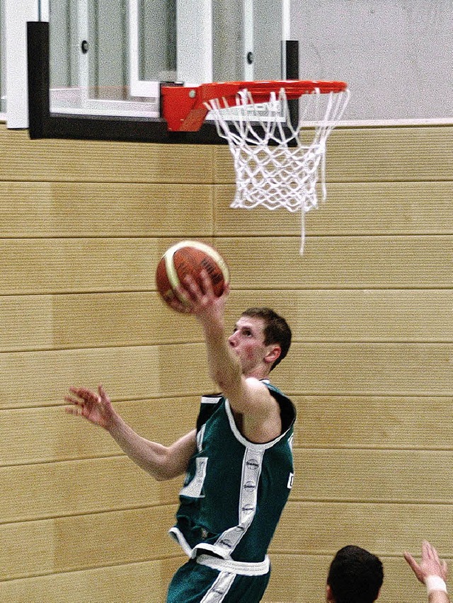 Sprungstark: der Lrracher Basketballer Lukas Mller unterm Korb  | Foto: Peter Gerigk