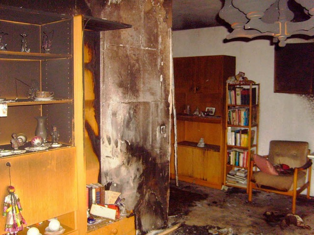 Rauch, Ru und Flammen machen die Wohnung zum Totalschaden.  | Foto: Privat