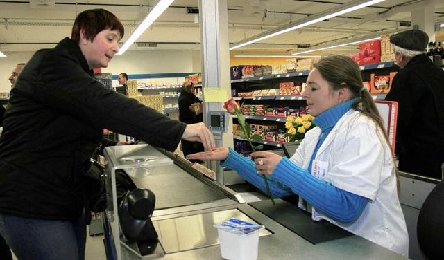 Erster Arbeitstag: Verkuferin Anne Wein  an der Kasse   | Foto: Marx