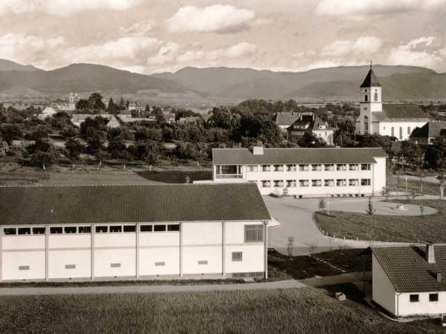 <Bildtext>So sahen die alte Festhalle ...trums (hinten) 1956 aus.  </Bildtext>   | Foto: Stadtarchiv Heitersheim