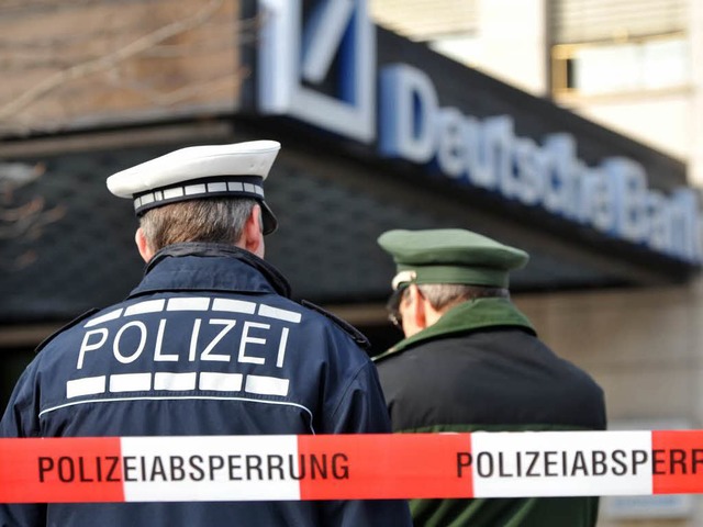 Das Gebude der Deutschen Bank am Freiburger Rotteckring wurde evakuiert.  | Foto: Patrick Seeger