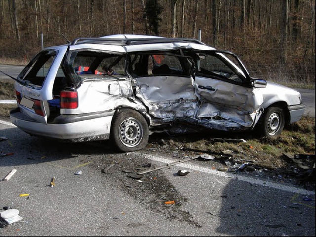 Aus dem demolierten Wagen musste die Denzlinger Feuerwehr zwei Personen bergen.   | Foto: POLIZEI