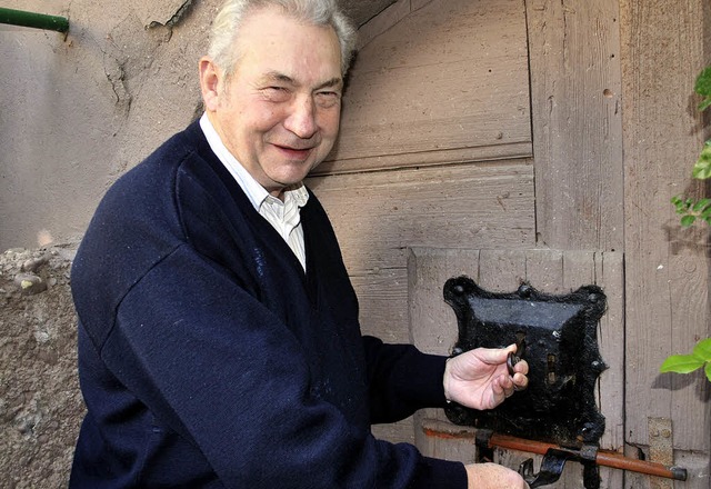 Rudolf Stritt freut sich, dass das his... Kellertr noch tadellos funktioniert.  | Foto: benjamin bohn