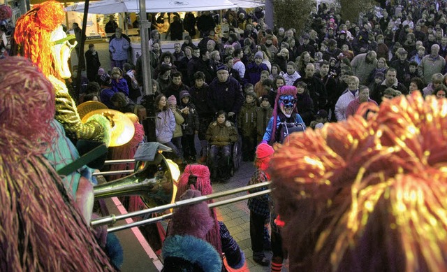 Die Wiibergugge Quaakdsche erffnete ...emonsterkonzert auf dem Rathausplatz.   | Foto: fillisch