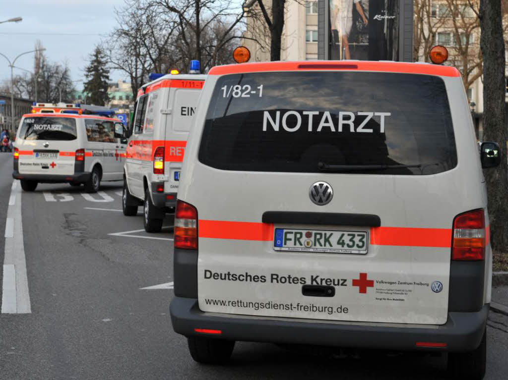 Ein Sprengstoffkoffer in der Deutschen Bank in Freiburg hat Polizei, Feuerwehr und DRK in Atem gehalten.