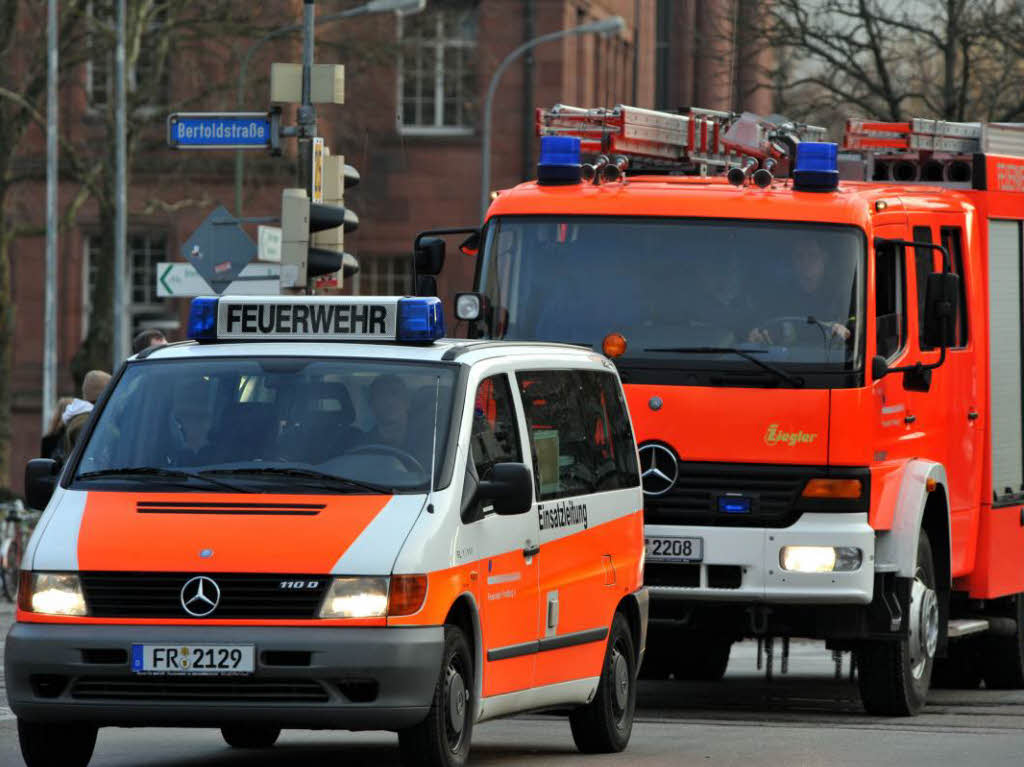 Ein Sprengstoffkoffer in der Deutschen Bank in Freiburg hat Polizei, Feuerwehr und DRK in Atem gehalten.