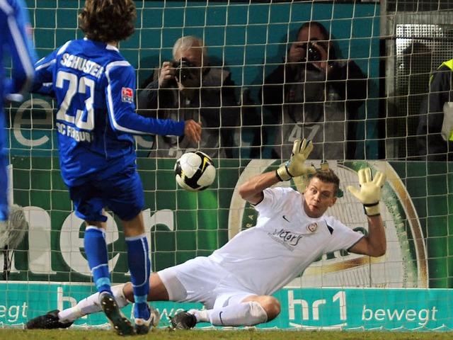 Julian Schuster verwandelte einen Elfmeter zum 1:0 gegen Wehen-Wiesbaden.  | Foto: dpa