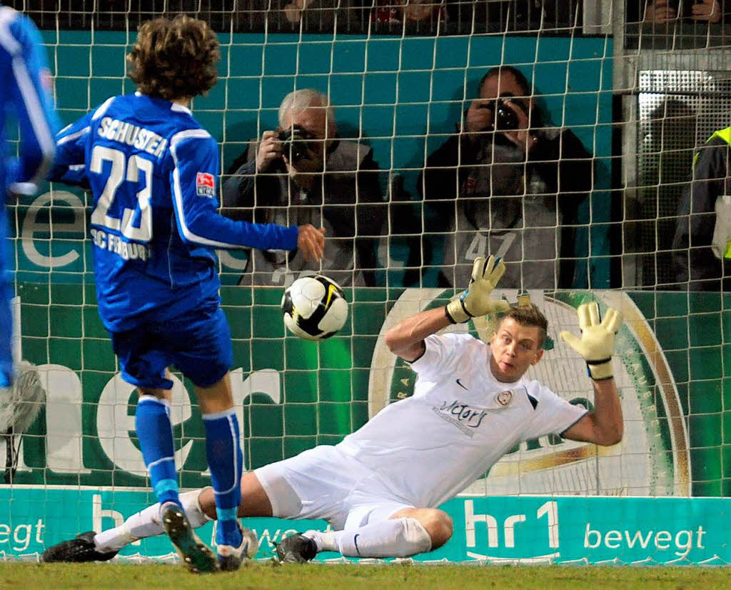 Julian Schuster schiet das 1:0 fr den SC Freiburg.