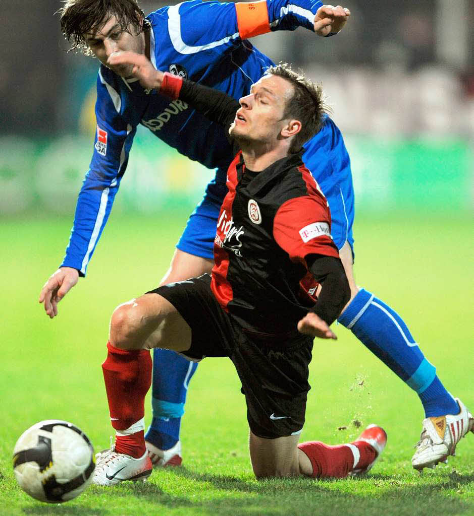 Der Wehener Benjamin Siegert (vorn) verletzt sich im Zweikampf mit dem Freiburger Kapitn Heiko Butscher.
